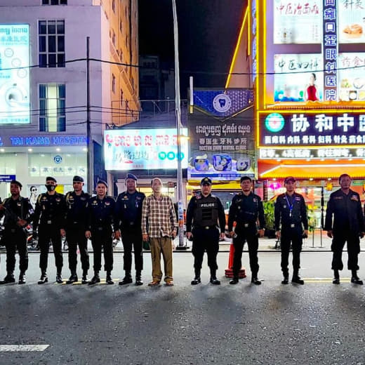 昨晚，西港宪兵部队在独立大道红灯笼附近路段查车，重点查非法持有武器。具...